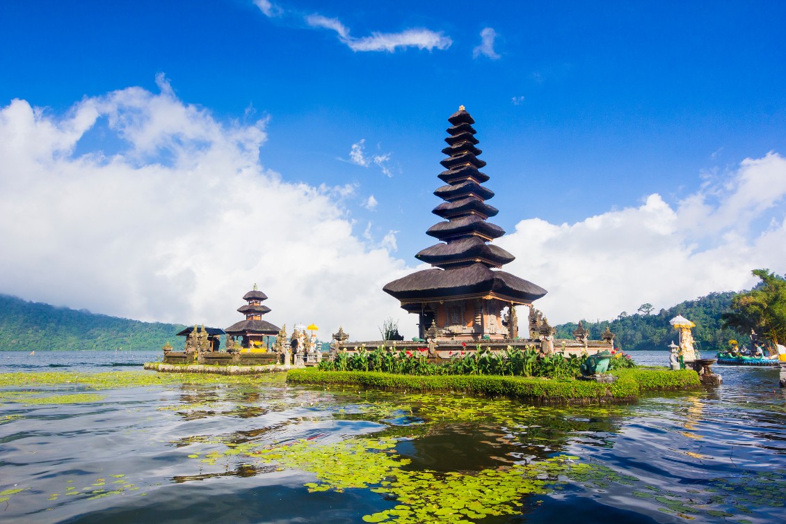 Indonézia közkedvelt idegenforgalmi úti célja Bali, amely paradicsomi színteret biztosít a pihenésre, és egyidejűleg a kulturális élményekre vágyó utazóknak.
