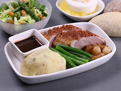 A százhúsz éves IBUSZ charter járatain felszolgált melegen tálalt ételek közül igazán ízletes választás lehet az egészséges spenóttal töltött kacsamell csirkemell zöldségekkel.