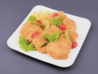 A százhúsz éves IBUSZ charter járatain felszolgált melegen tálalt ételek közül igazán ízletes választás lehet a klasszikus rántott csirkeszelet zöldségekkel.