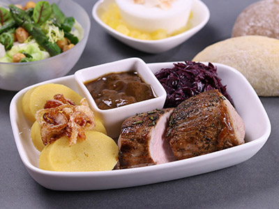 A százhúsz éves IBUSZ charter járatain felszolgált melegen tálalt ételek közül igazán ízletes választás lehet az egészséges vajas marhapofa zöldségekkel.