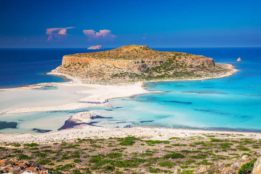 Az IBUSZ által kínált utazásokon utasaink eljuthatnak a legcsodálatosabb görög tengerpartokra. A Balos Beach természetes hófehér homokkal kényezteti utasainkat.