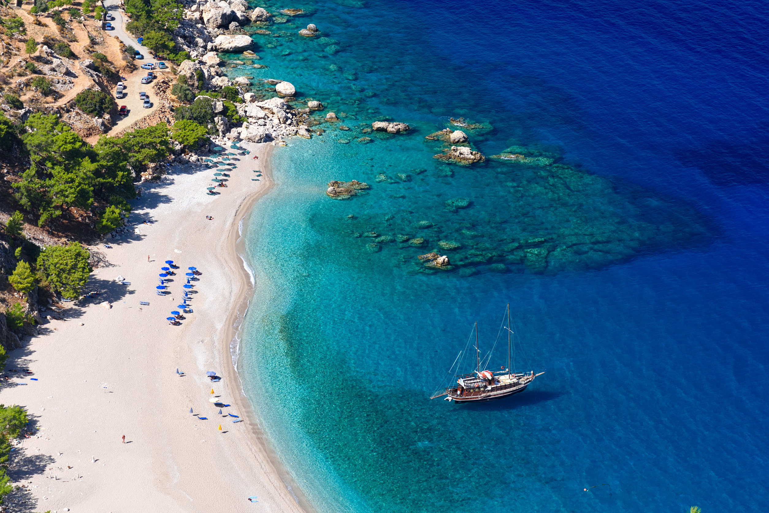 Az IBUSZ által kínált utazásokon utasaink eljuthatnak a legcsodálatosabb görög tengerpartokra. A Kyra Panagia Beach aranyló homokkal várja a turistáinkat.