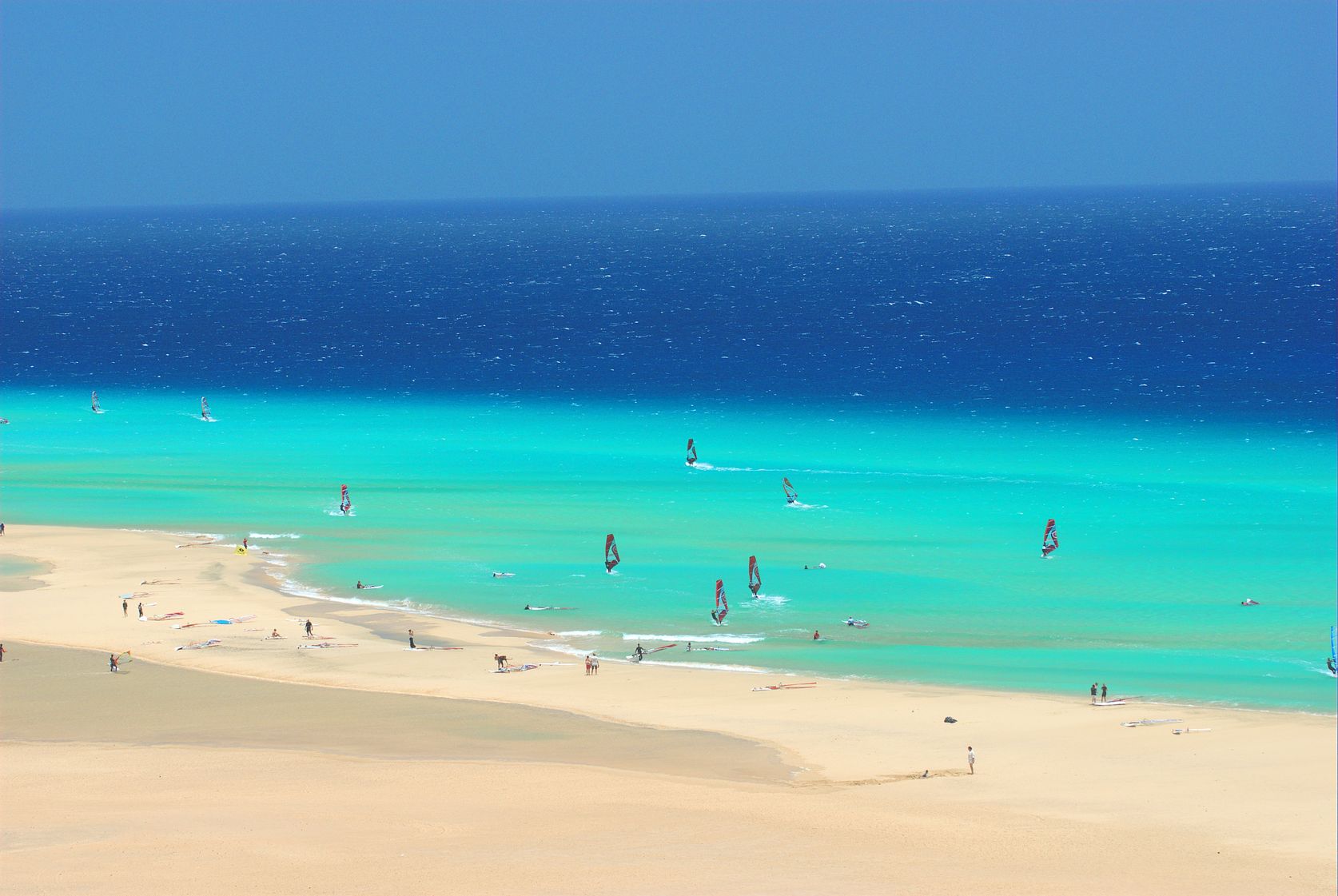 Az IBUSZ szervezésében Fuerteventura vidékén a nyaralni vágyók a sekély, kristálytiszta strandokon, forró tengerpartokon pihenhetik ki az évközi fáradalmaikat.
