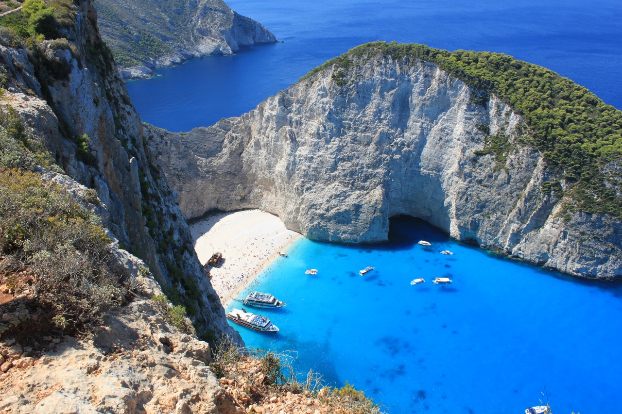 Az IBUSZ által kínált utazásokon utasaink eljuthatnak a legcsodálatosabb görög tengerpartokra. A Navagio Beach partjain akár egy csempészhajó mellett úszhatunk.