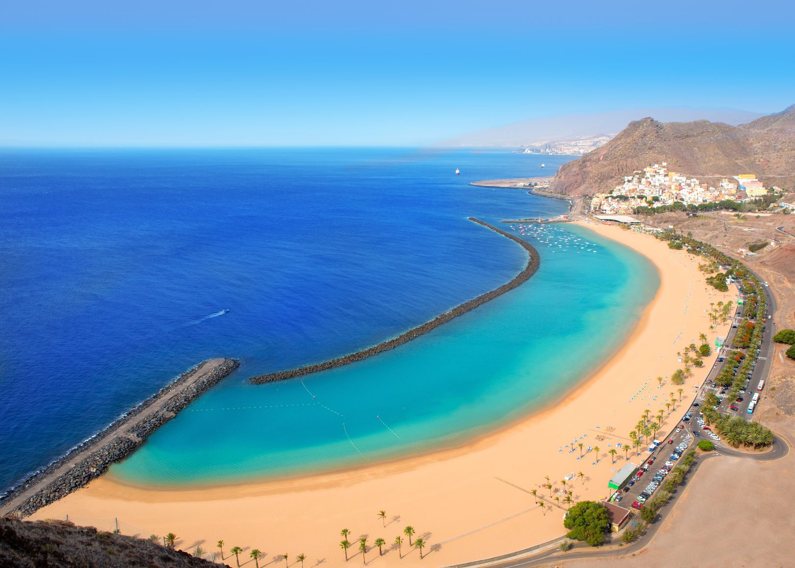 Az IBUSZ szervezésében Tenerife szigetére induló utazásokon a nyaralni vágyók közel 67 kilométernyi strandszakaszokon pihenhetik ki évközi fáradalmaikat.